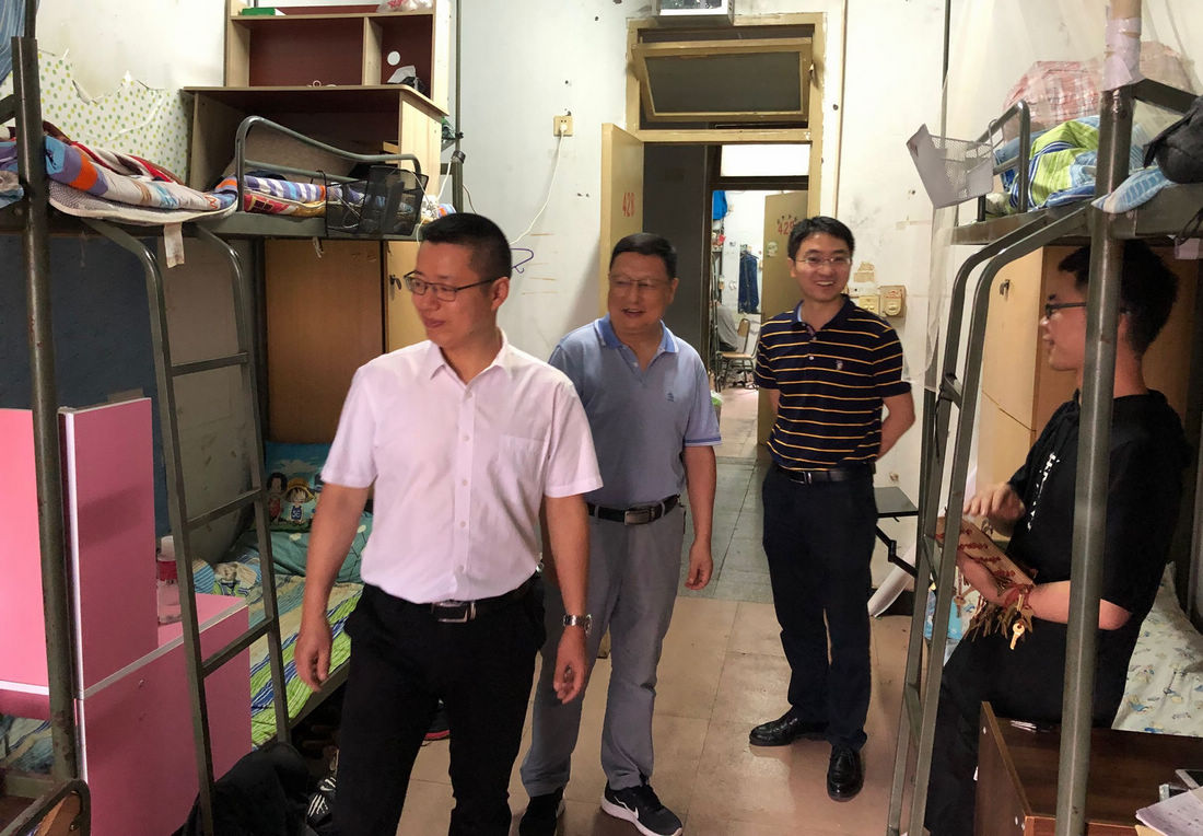 化环学院走访学生寝室2.jpg
