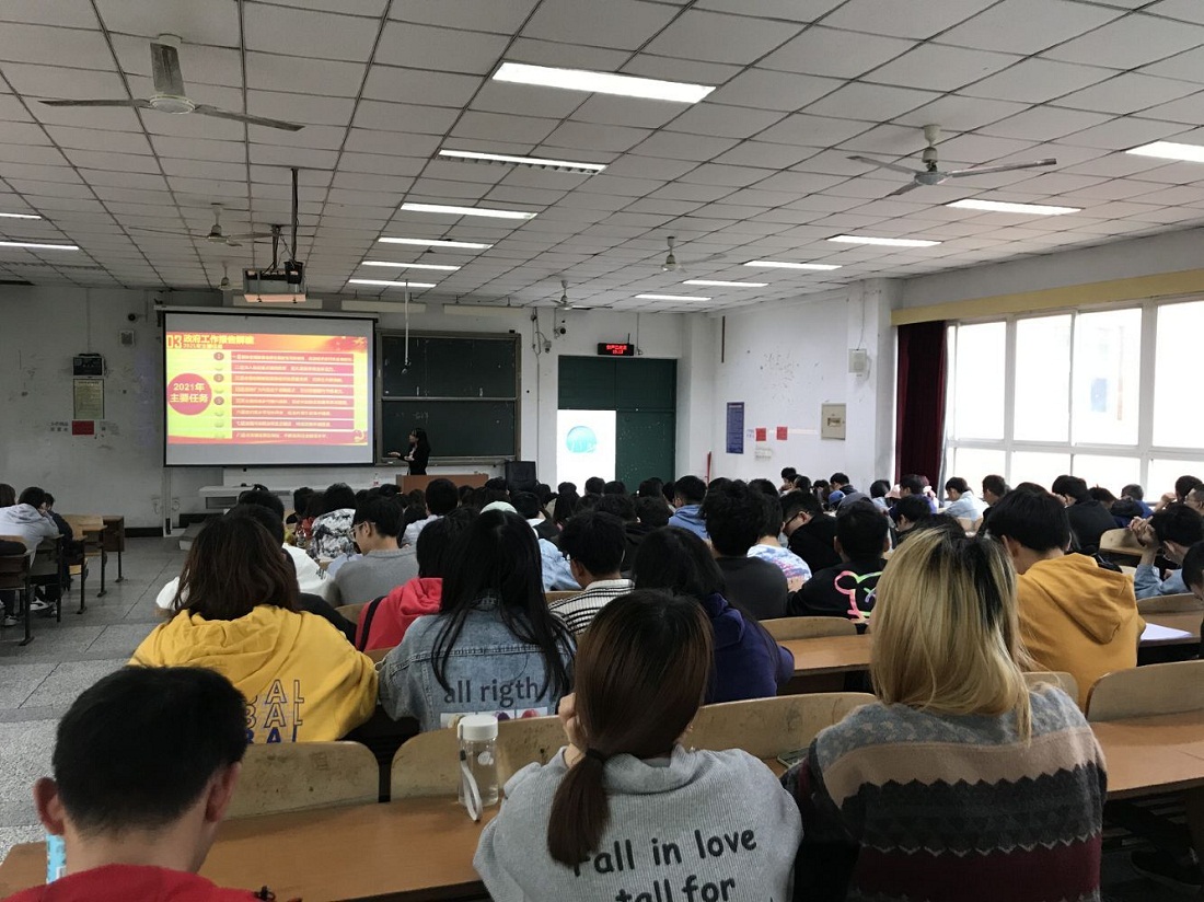符宇航为化环学院学生作报告2 (1).jpg