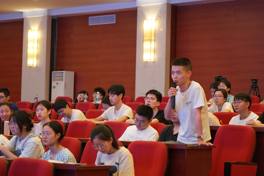 学生提问.jpg