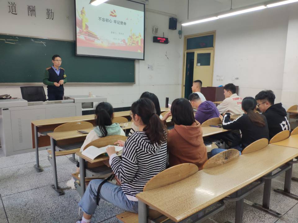 学生三支部党课.jpg