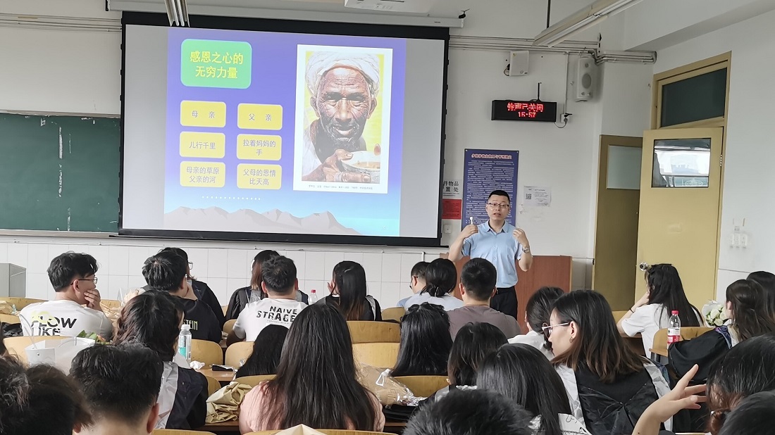 图2：化学与环境工程学院2022届毕业生教授讲最后一课_proc.jpg