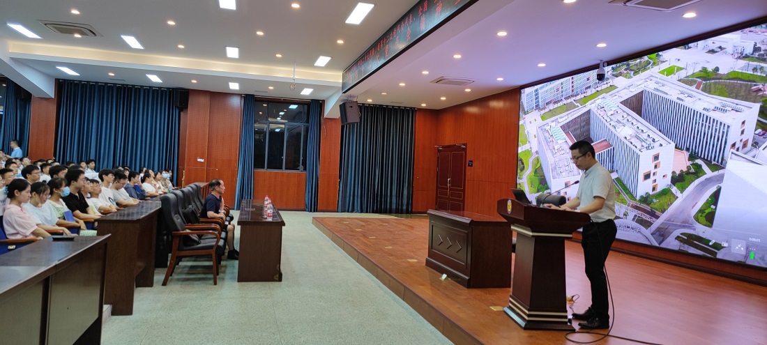 蒋维东院长在南坝中学作报告现场2.jpg